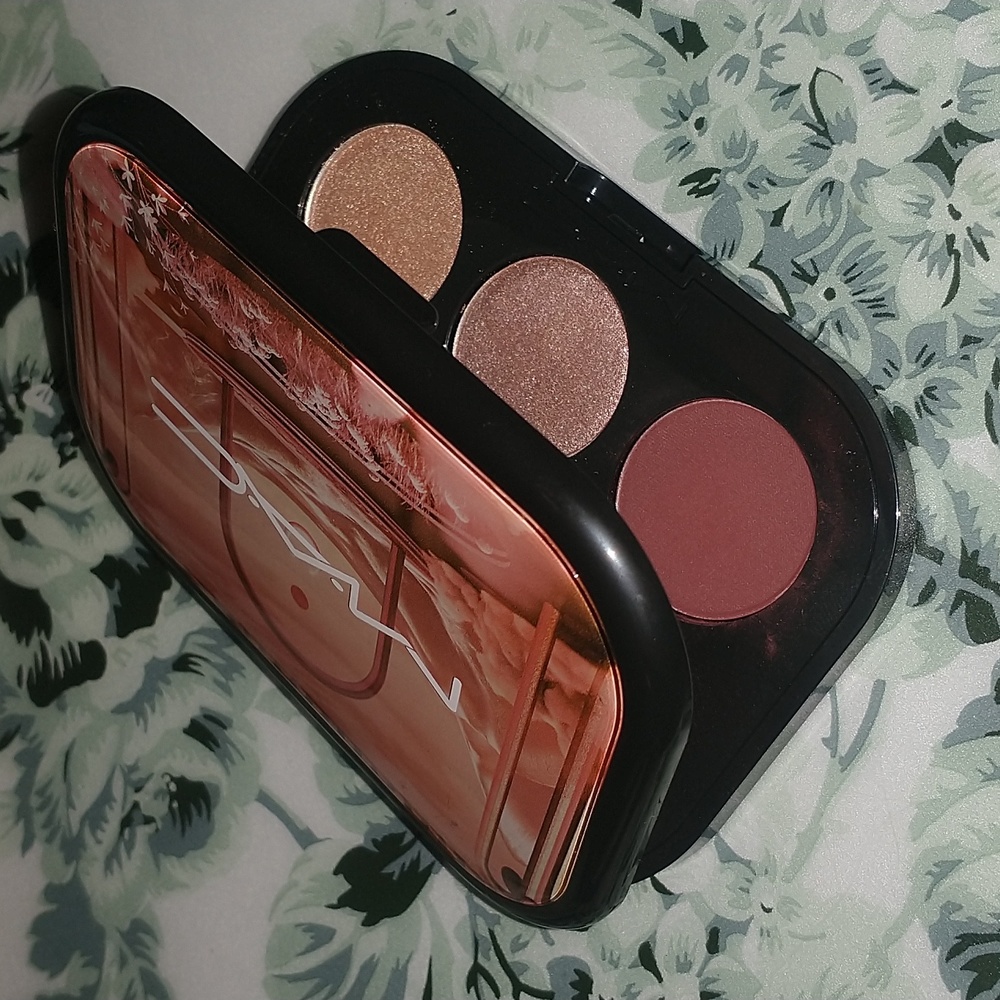 Mac Connect in Color Embedded in Burgundy